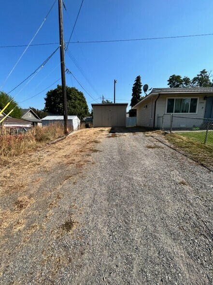 Building Photo - 2305 E Hartson Ave