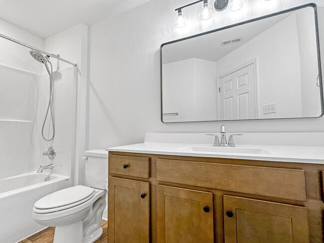 Building Photo - Breathtaking Townhome in Cosby Village!