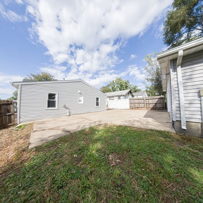 Building Photo - 3 Bedroom 1 Bathroom with Bonus Room