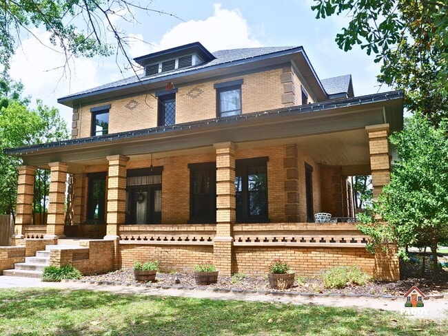 Building Photo - 406 W 1st St