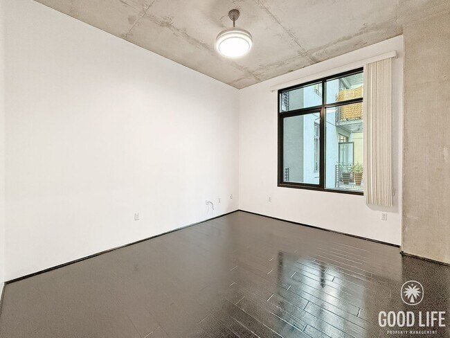 Building Photo - SD: Modern 1BR/2BA Condo with 2 Parking Spaces in Downtown San Diego!