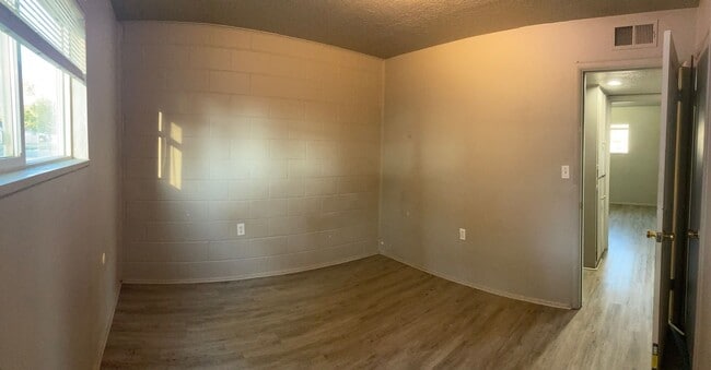 Building Photo - Updated Fourplex