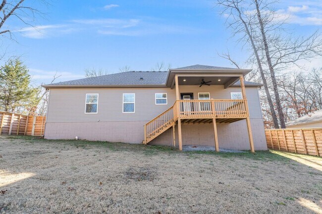 Building Photo - Welcome to this stunning 3-bedroom, 2-bathroom home that boasts a range of high-quality features ...