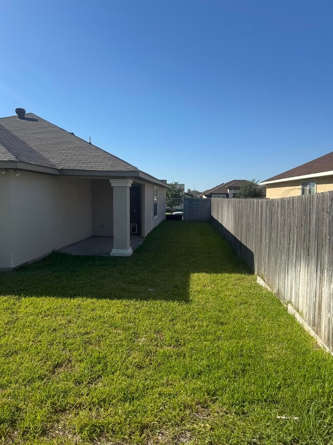 Building Photo - 212 Sandhill Oak