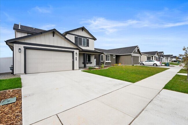 Building Photo - Spacious 4-Bedroom, 2.5 Bath, Two-Story Gem with a Fenced Yard!