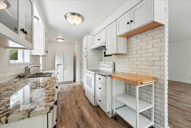 Building Photo - Charming Single-Level 3-Bedroom Home for R...