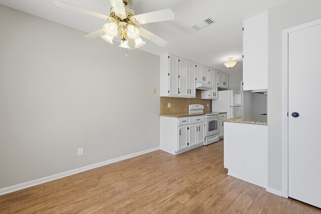 Building Photo - 600 E Stone St