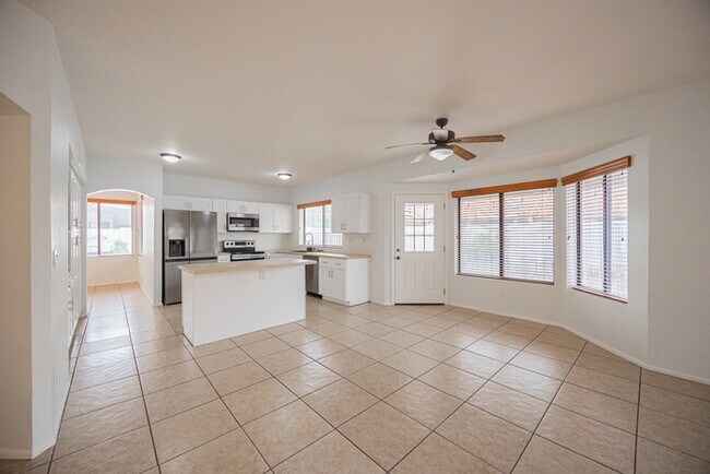 Building Photo - 11121 W Sunflower Pl