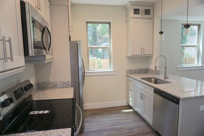 Building Photo - 2 BED | 2 BATH | GATED BACKYARD | MIDTOWN
