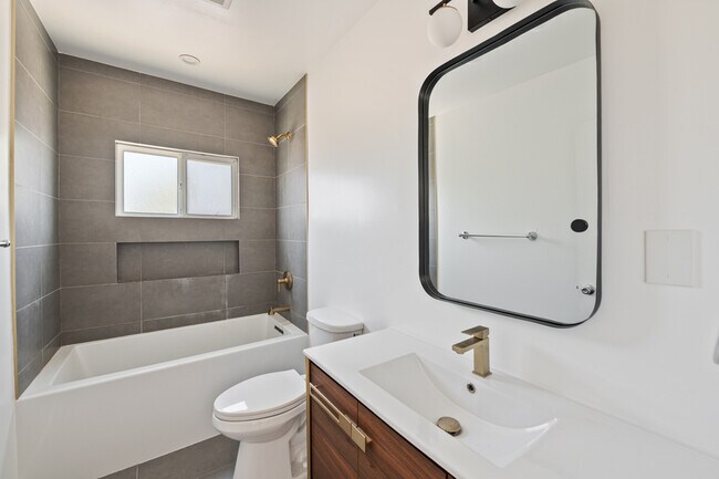 Building Photo - 1008 N Stanley-6