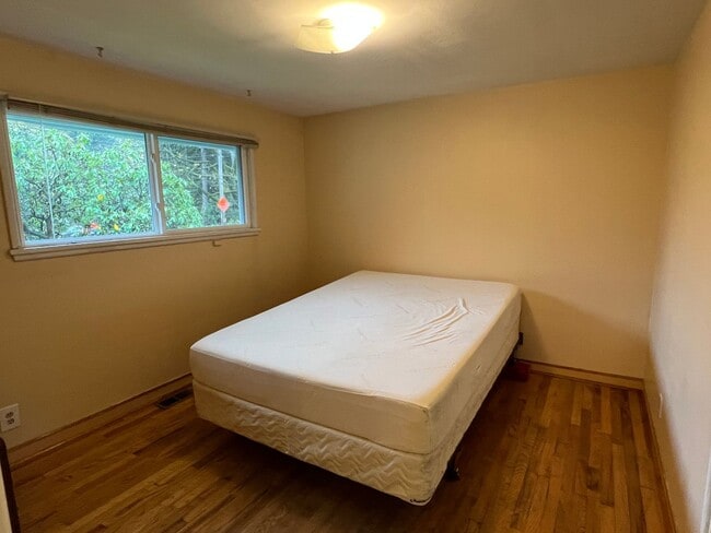 Building Photo - Haller Lake Home