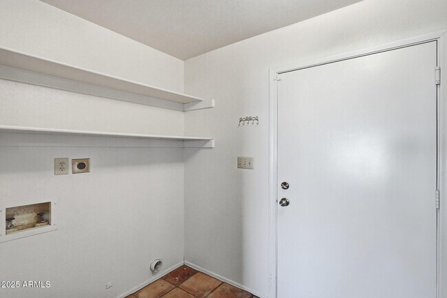 Building Photo - 7016 E Menlo St