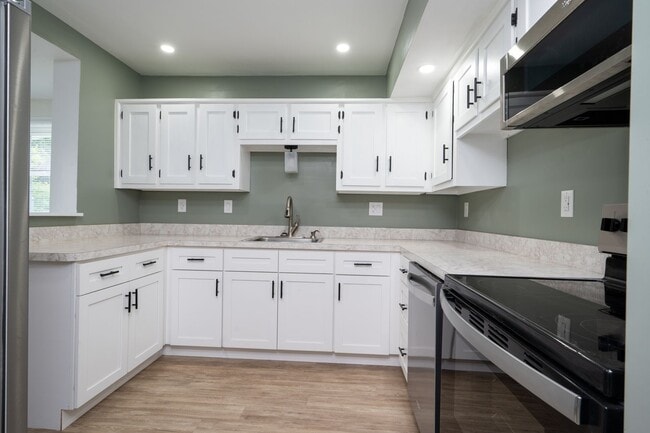 Building Photo - 3 Bed/1 Bath duplex