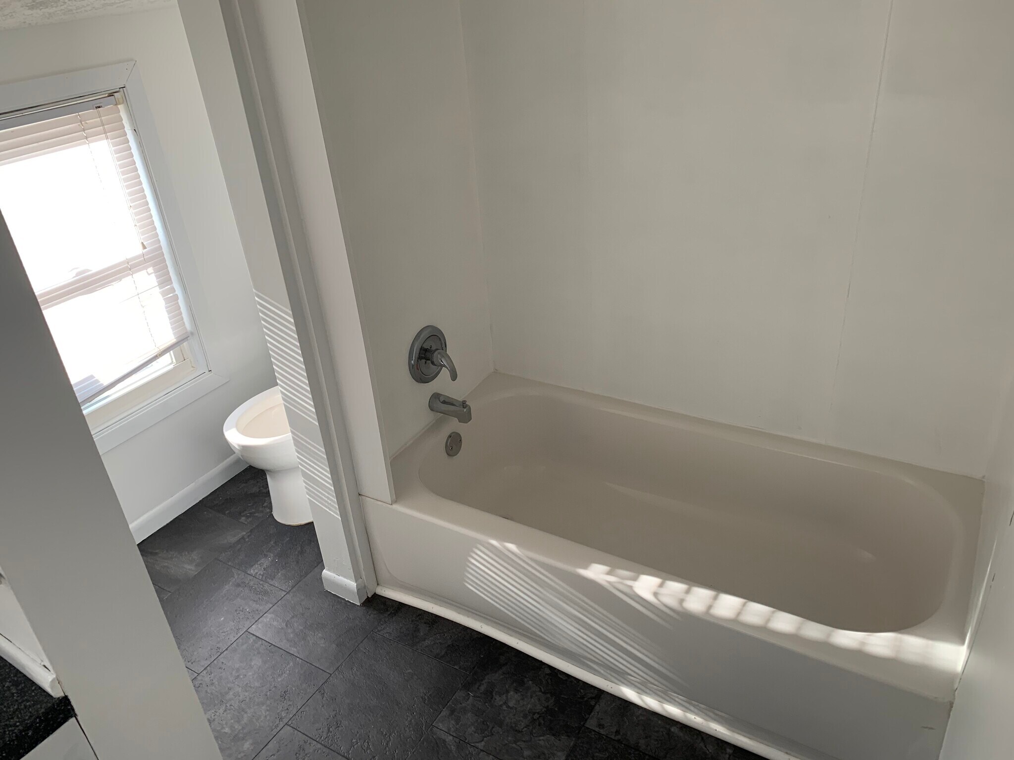 Full bath with tub/shower - 902 C Ave