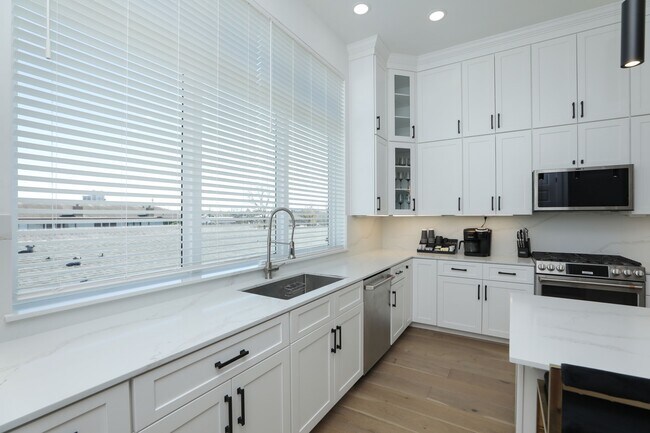 Building Photo - 5704 Fairdale Ln