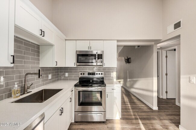 Building Photo - 421 E Wickieup Ln