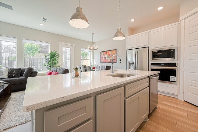 Building Photo - 10915 Brambling Wood Dr