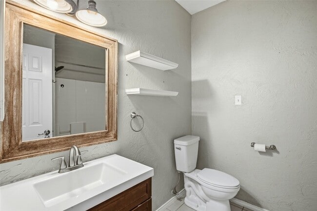 Building Photo - 2305 Orchid Dr