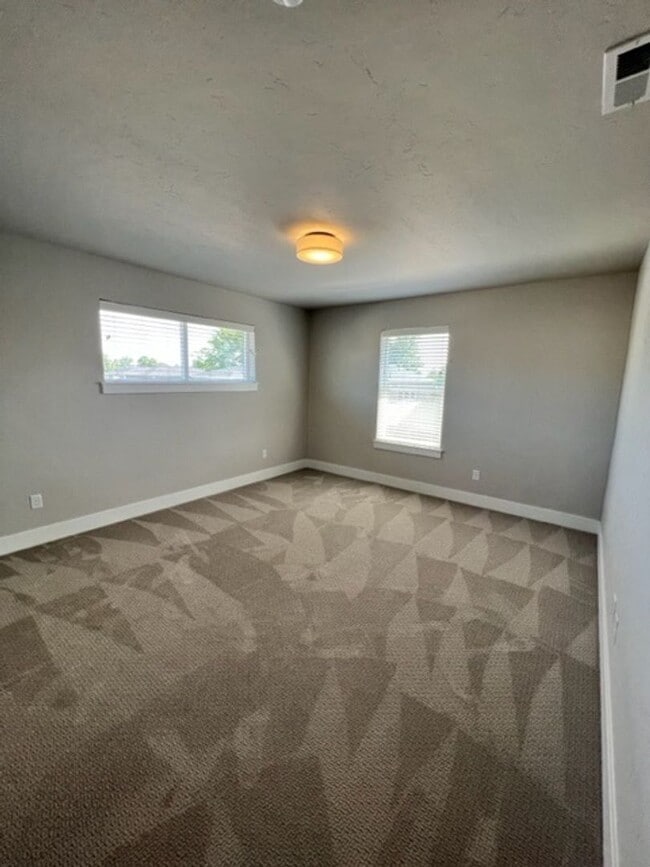Building Photo - Stylish 3 Bedroom Duplex with Scenic Views and Modern Amenities: Your Perfect Redmond Retreat