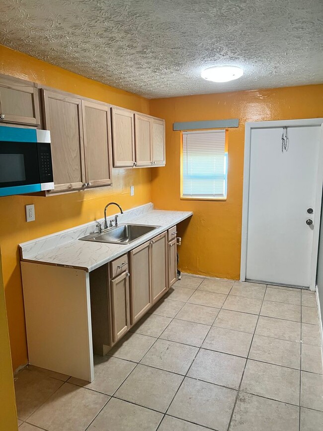 Building Photo - 2 BEDROOM, 1 BATH UNIT AVAILABLE- NEWLY RE...