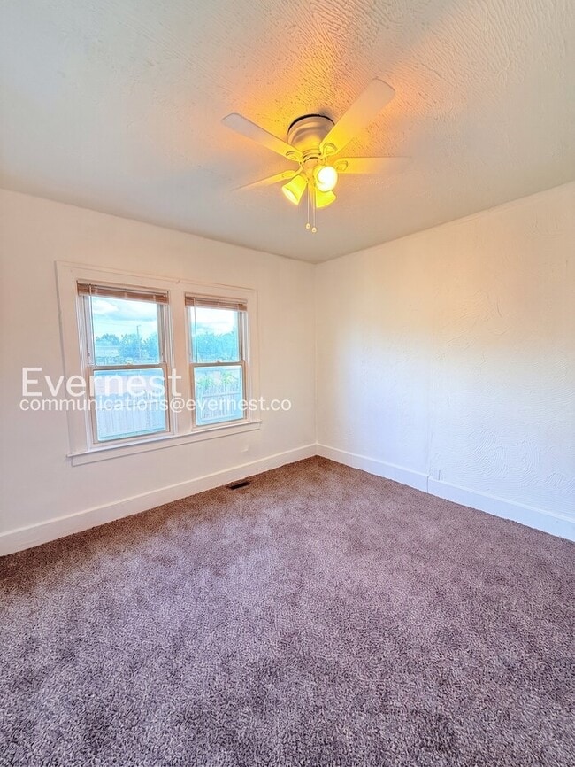 Building Photo - Charming Home with Fenced Yard & Hookups / 3 Beds & 1 Bath / Voucher Accepted / Pets Not Allowed ...