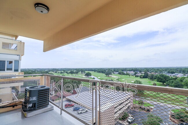 Building Photo - 825 Bayshore Dr
