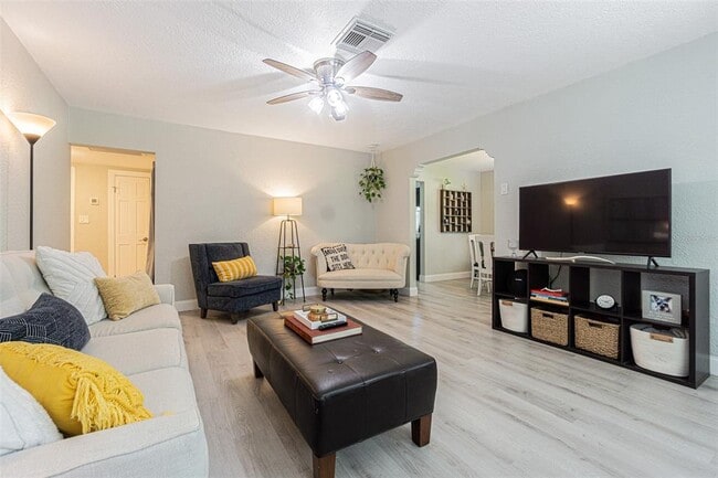 Building Photo - 701 W Henry Ave