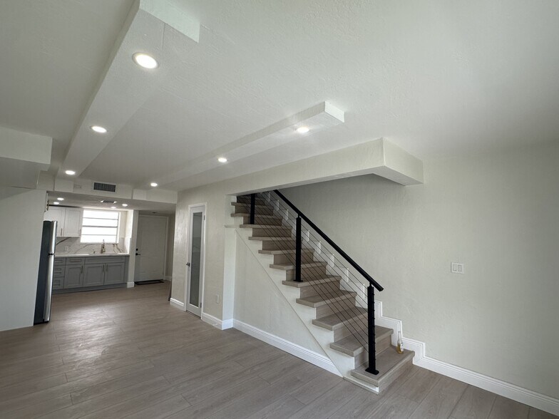 Building Photo - 465 Swallow Dr