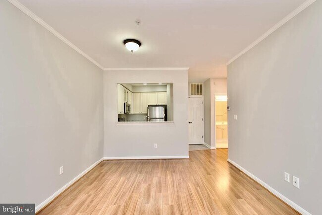 Building Photo - 2324 Henshaw Pl