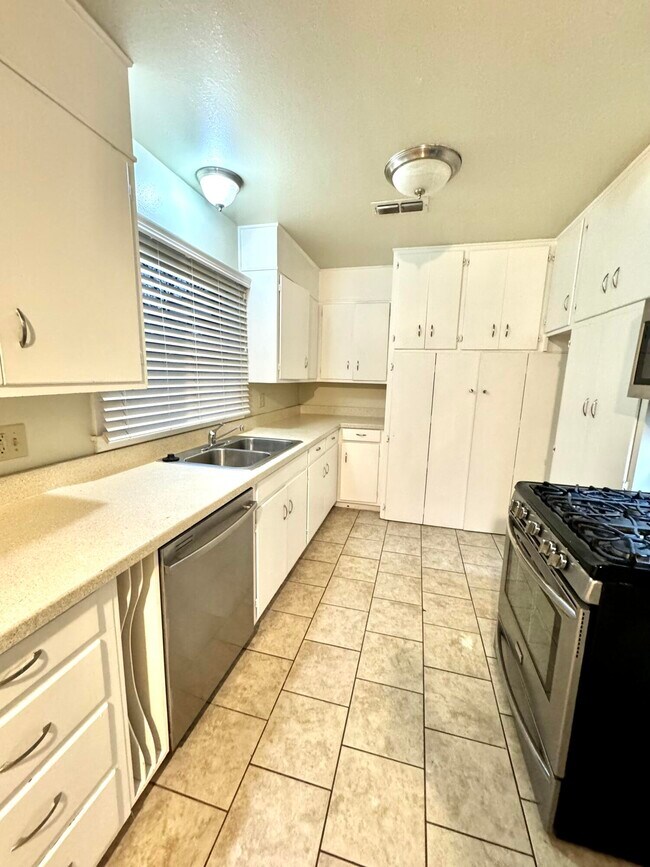 Building Photo - 3008 57th St