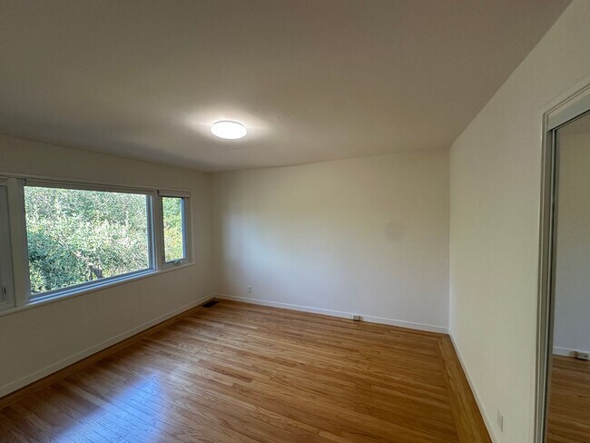 Building Photo - 189 (521-523 Belle)