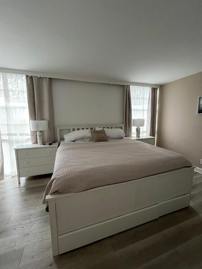 Building Photo - 3401 N Country Club Dr