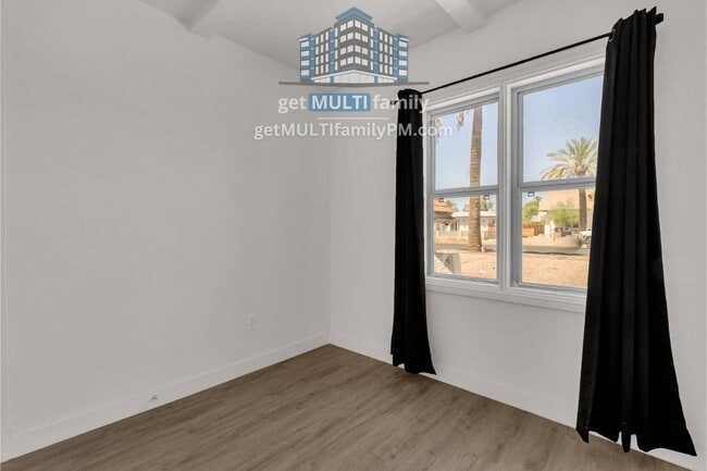 Building Photo - 325 N 17th Dr