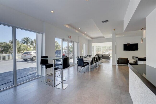 Building Photo - 2841 N Ocean Blvd