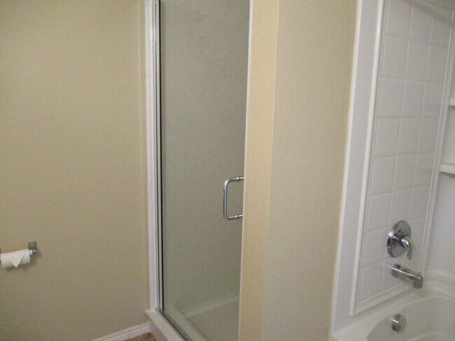 Building Photo - $1995 / 4br – 1760 ft2 - 4/2/2Ready to move in Woodland Creek Addition (Royse City)