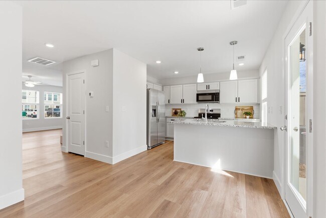 Building Photo - Beautiful 3 Bedroom 2.5 Bath Townhome in East Main Meadows