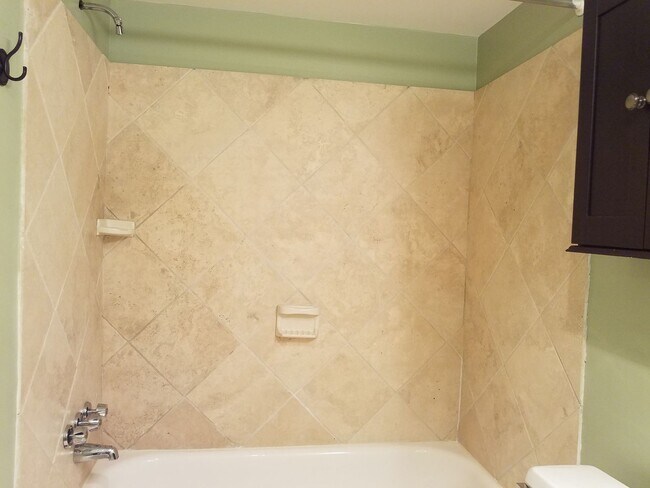 Building Photo - Extremely Well Maintained Second Level Condo ready for you to call home!