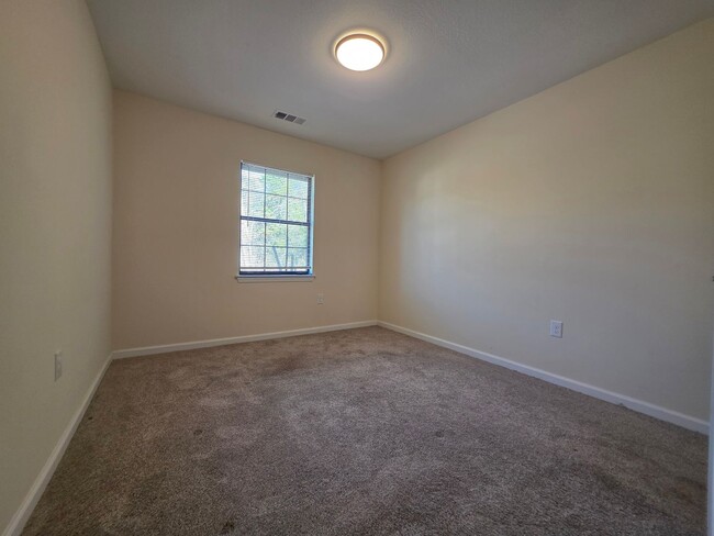 Building Photo - 3 Bedroom, 2 bath home with garage in the Hesse School district!