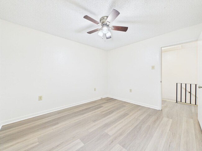 Building Photo - 809 Fox Run Ave