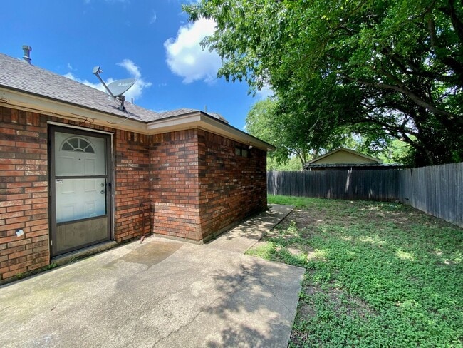 Building Photo - Generously sized 3-bedroom, 2-bath duplex ...