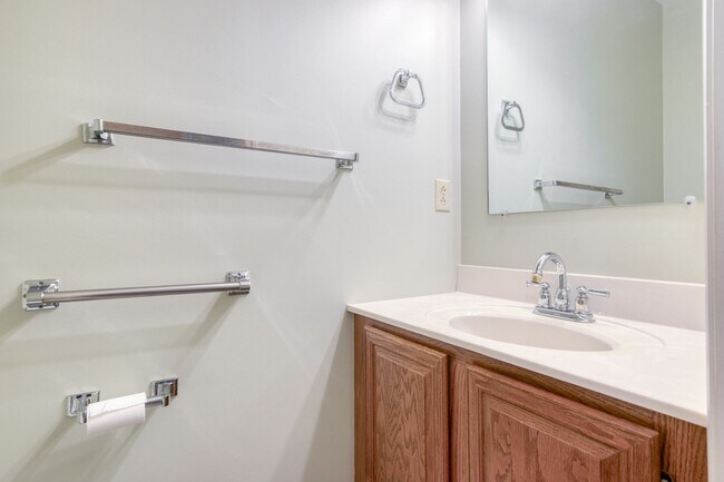 Building Photo - 3 bed/2 1/2 Bath.  Pet Friendly.  Easy access to I81/US460