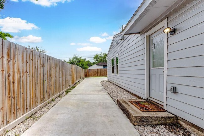 Building Photo - 8020 Bendell Dr