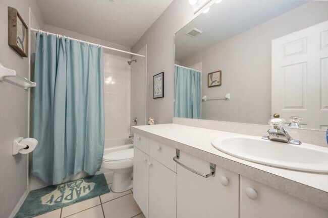 Building Photo - Nestled in the picturesque community of Rotonda Lakes!