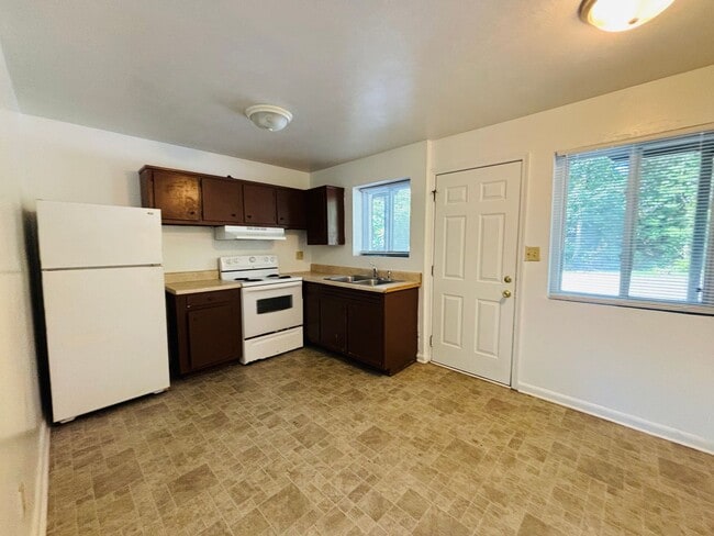 Building Photo - 3 Bedroom 1 Bath Apartment