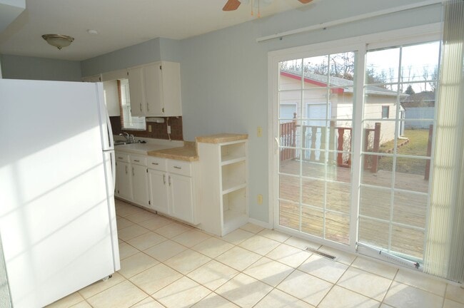 Building Photo - Huge 4 Bed 2 Bath Single Family Home!! Ton...