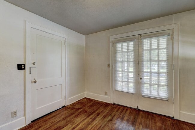 Building Photo - 1 Bed 1 Bath apartment in Okc close to Plaza District!