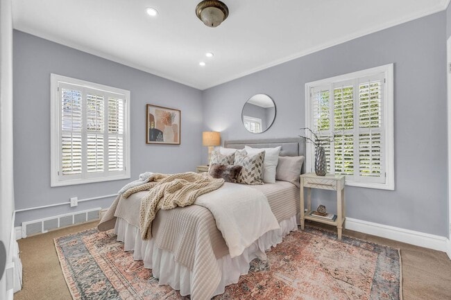 Building Photo - Stunning Single Family Home In Excellent L...