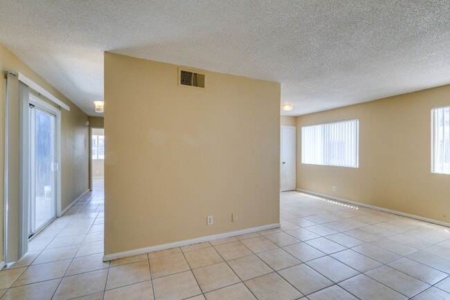 Building Photo - Cozy 2BR/2BA in Spring Valley Near the Strip