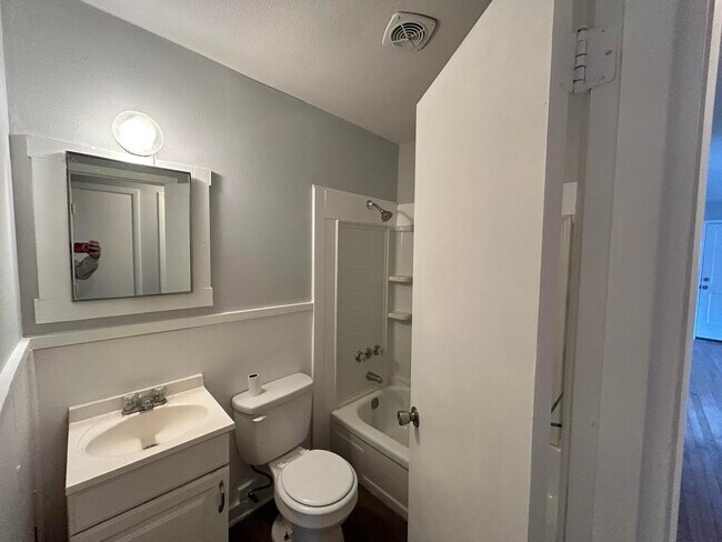 Building Photo - 553 Purl Adams Ave