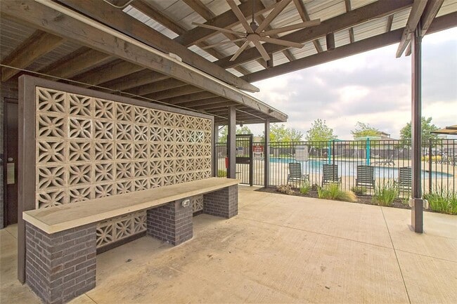 Building Photo - 200 Geminiflora Bend